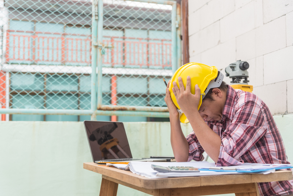 Ongelukkige medewerker - bouw